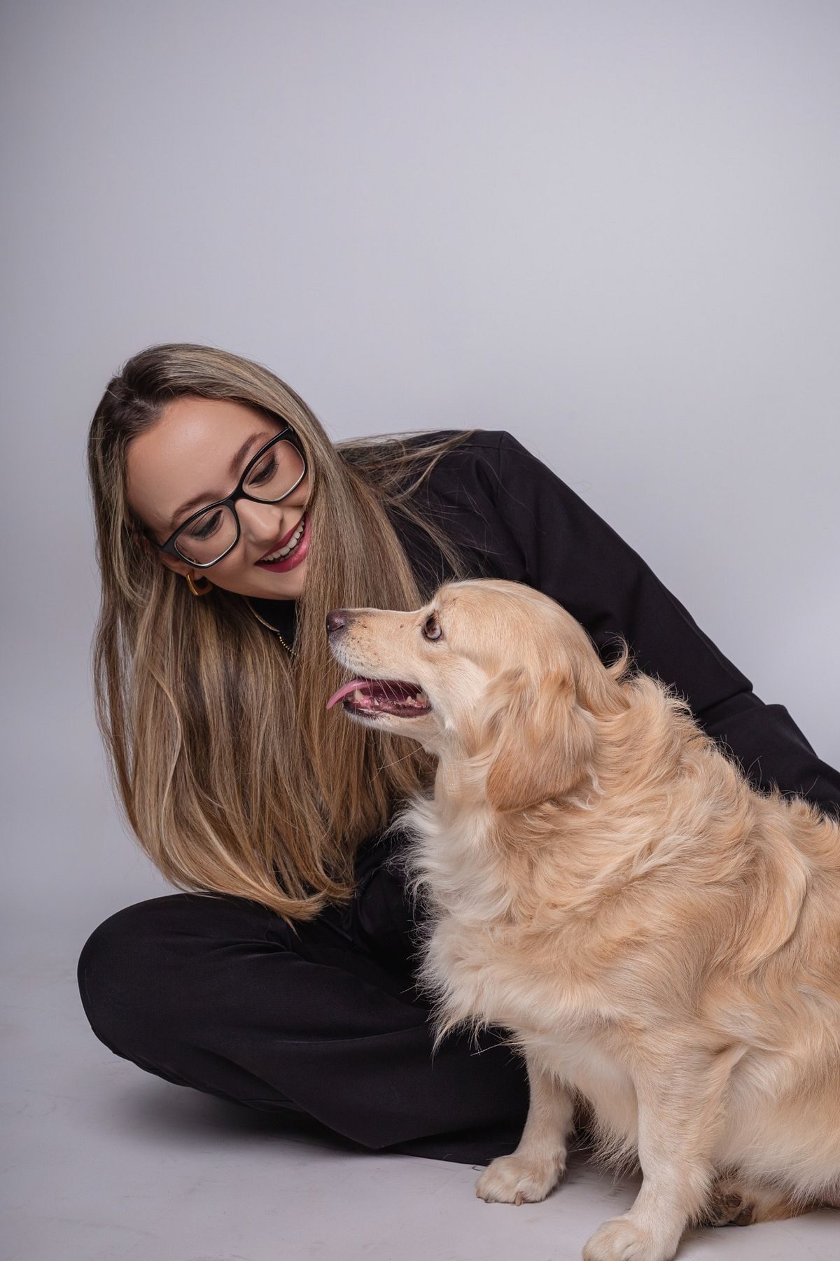 Maria Gabriela Mantovani com cachorro golden retriever